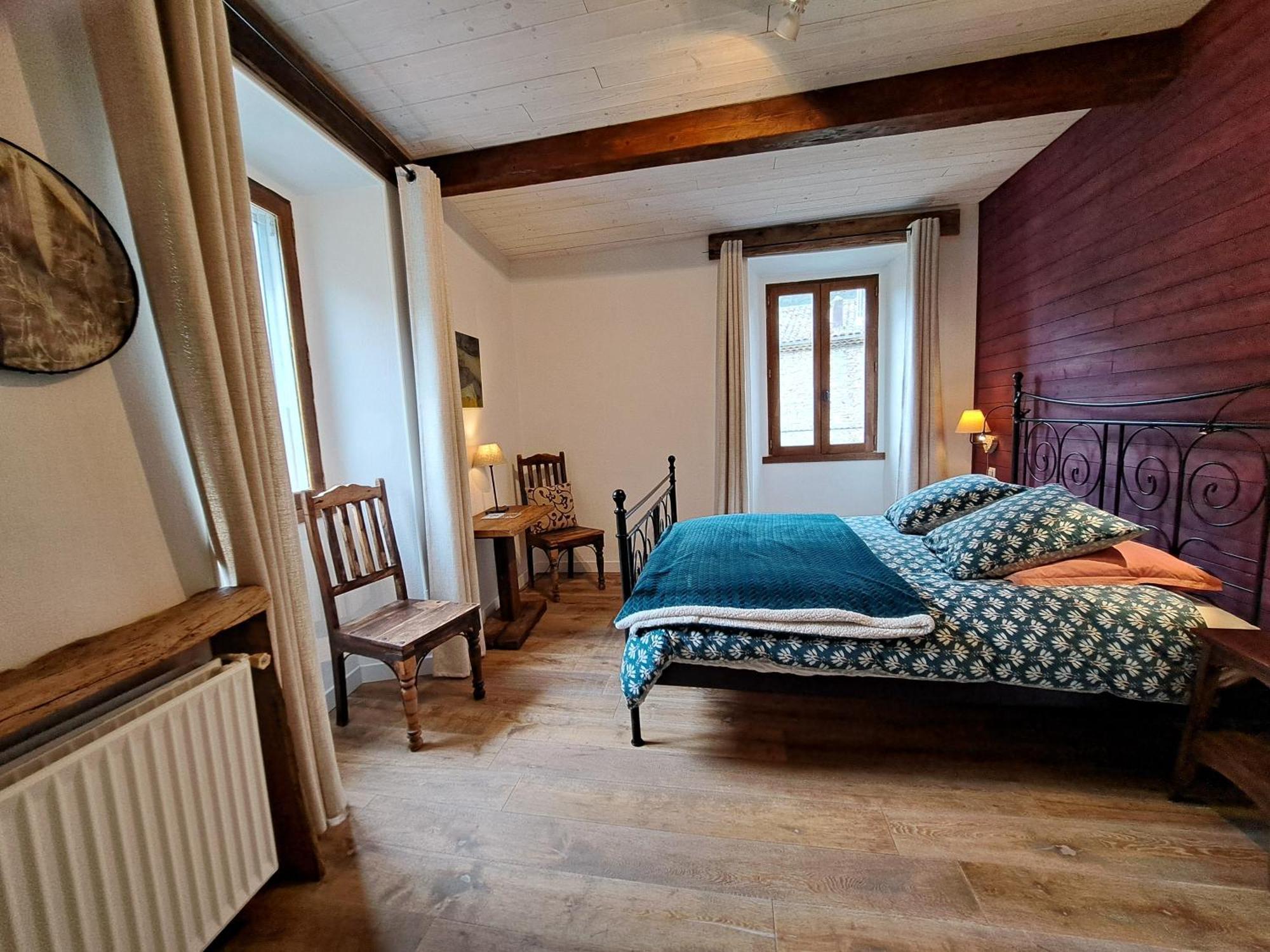 Le Sareymond Bed & Breakfast Menee